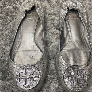 Tory Burch REVA Metallic Pebbled Leather Ballerina Ballet Flat Shoes Silver US.